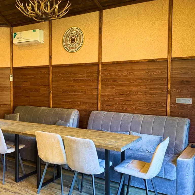 Оригинальная студия с камином в стиле лофт