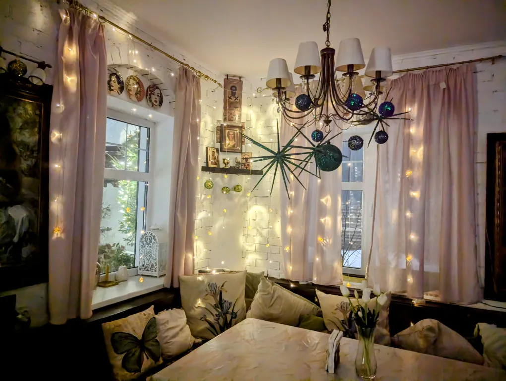 Большой красивый дом с камином в лесу