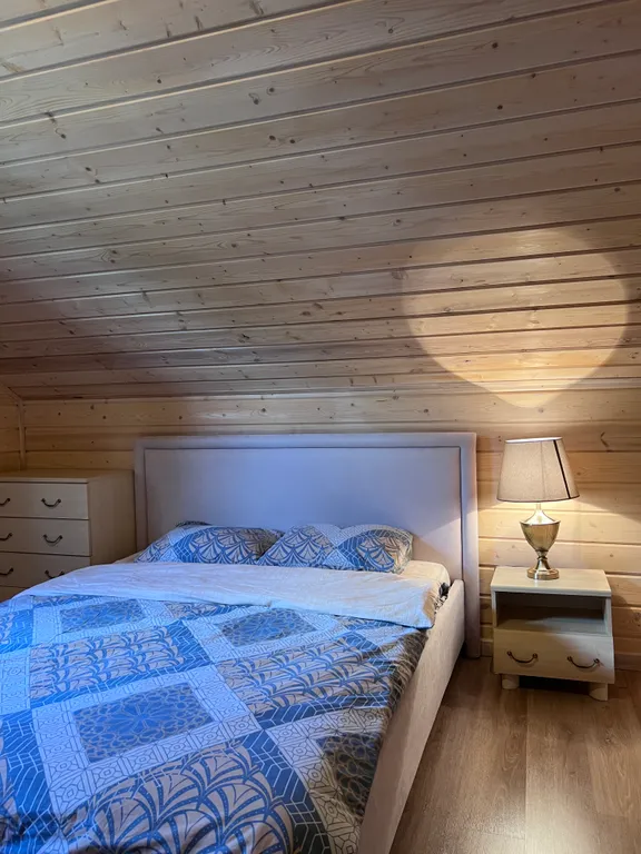 Коттедж с дровяной баней на берегу озера