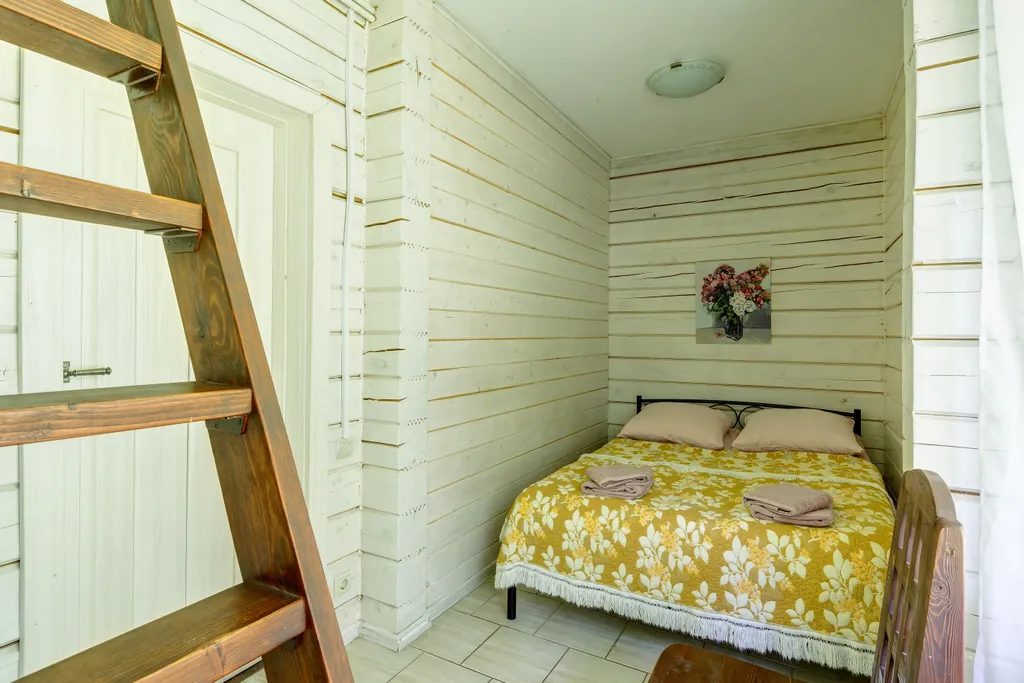 Дом с баней на лесной опушке