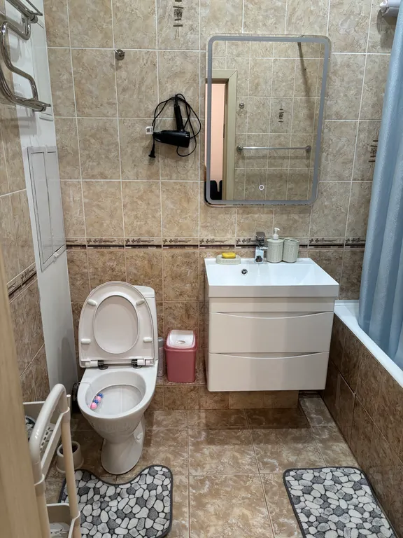 Уютная, чистая квартира в удобном районе, имеется водонагреватель.