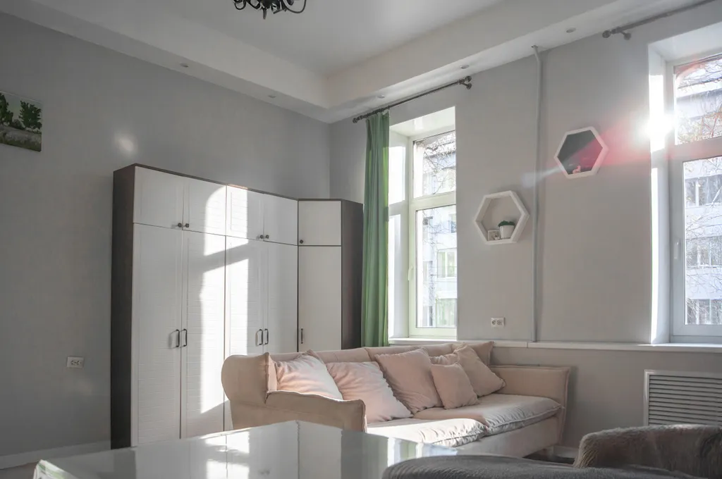 Двухуровневая студия с высокими потолками