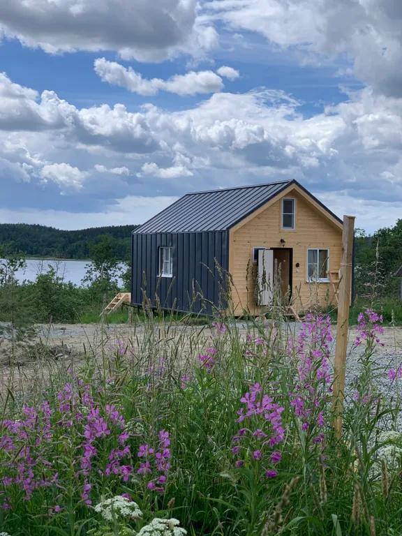 Домик с видом на озеро