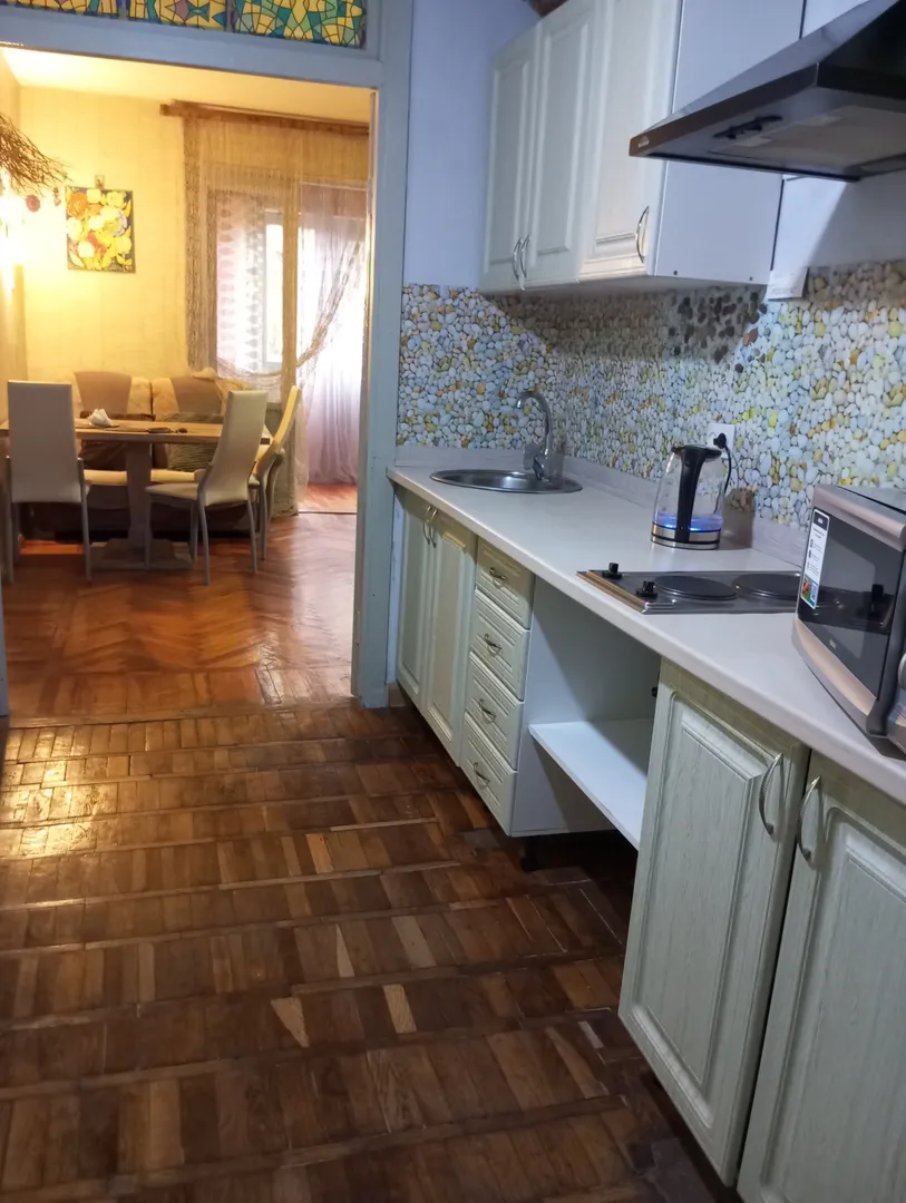 Кухонная панель и обеденная зона Кухонная панель и обеденная зона