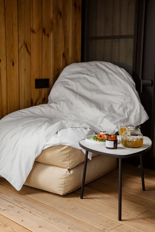 Домик-куб для двоих на берегу реки