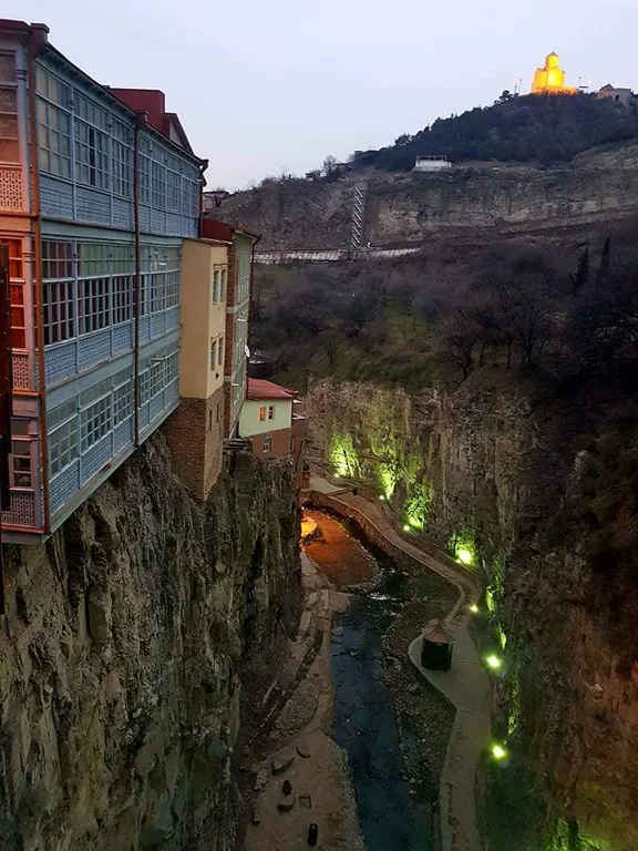 Дом над водопадом