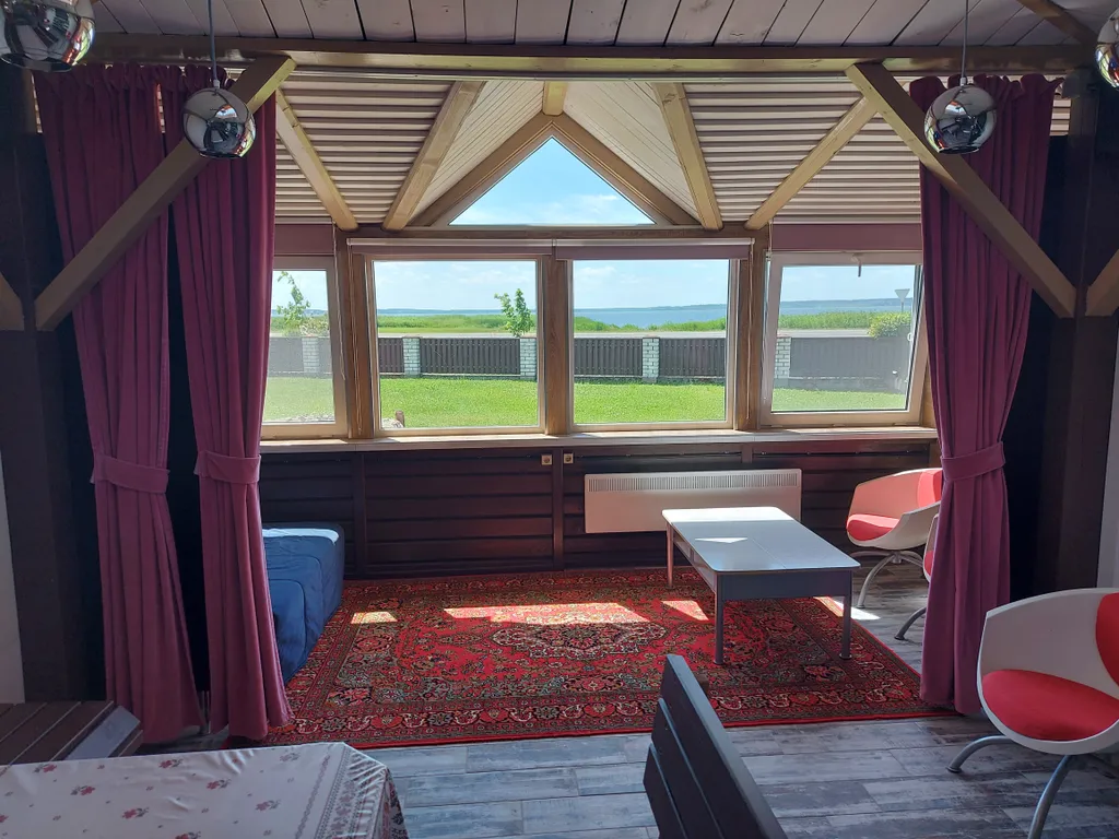 Уютный семейный коттедж с прекрасным видом на озеро Дривяты