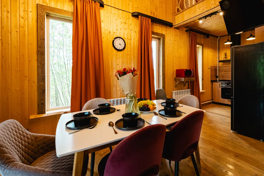 Дом с деревом