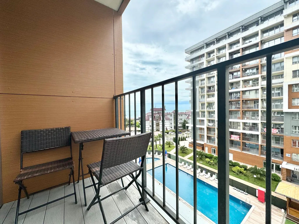 Студия с видом на бассейн