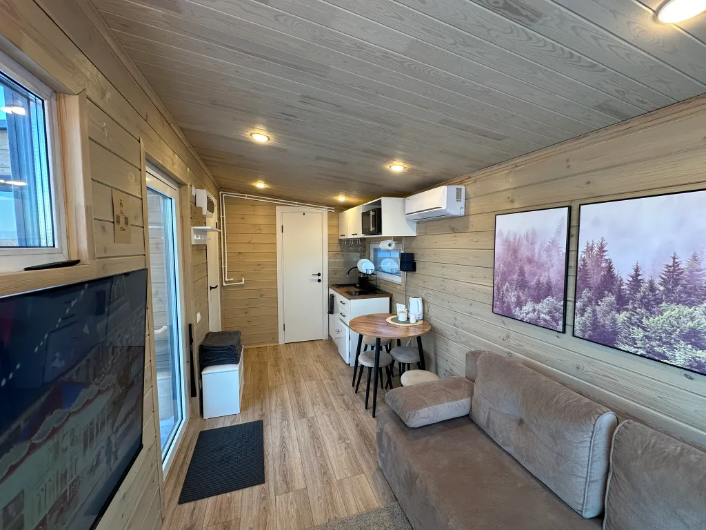 Современный дом на самом берегу реки