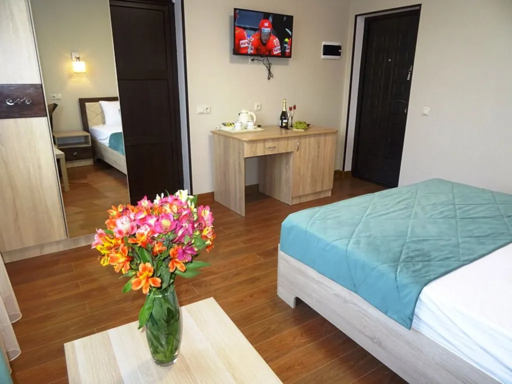 Трехместный улучшенный номер без балкона