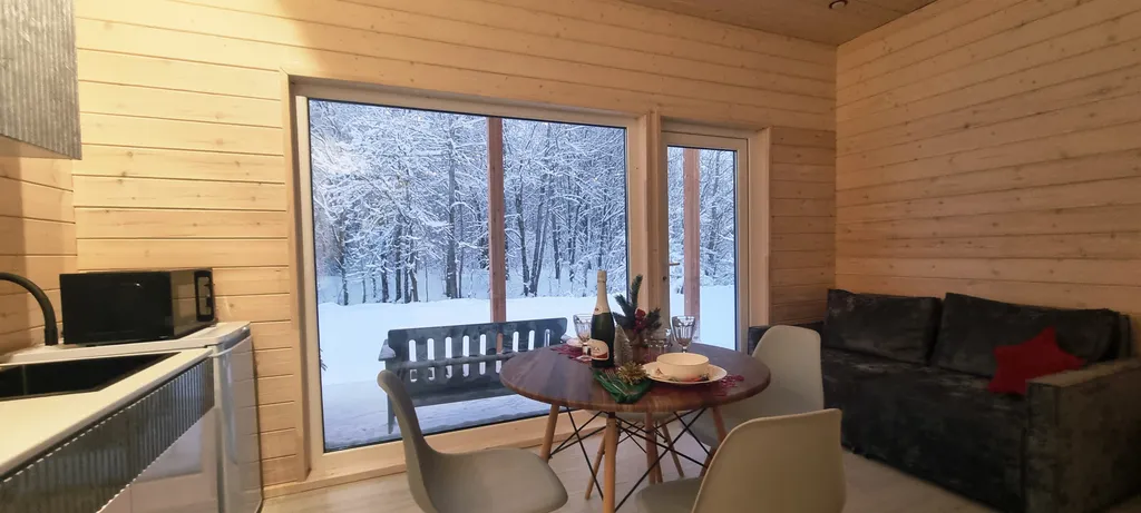 Современный дом у каньона реки Лава, с баней и видом на ручей