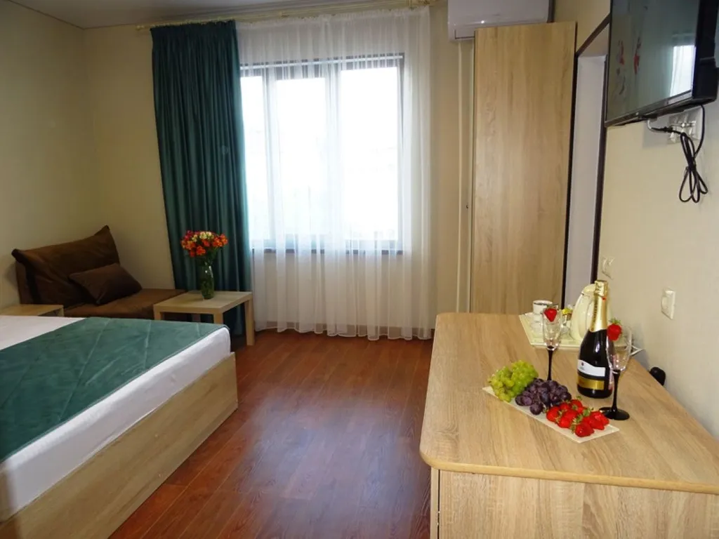 Трехместный улучшенный номер без балкона