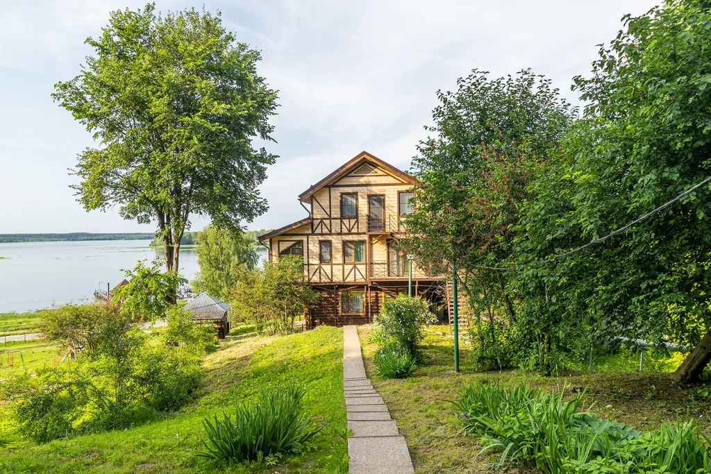 Дом с беседкой с видом на Волгу