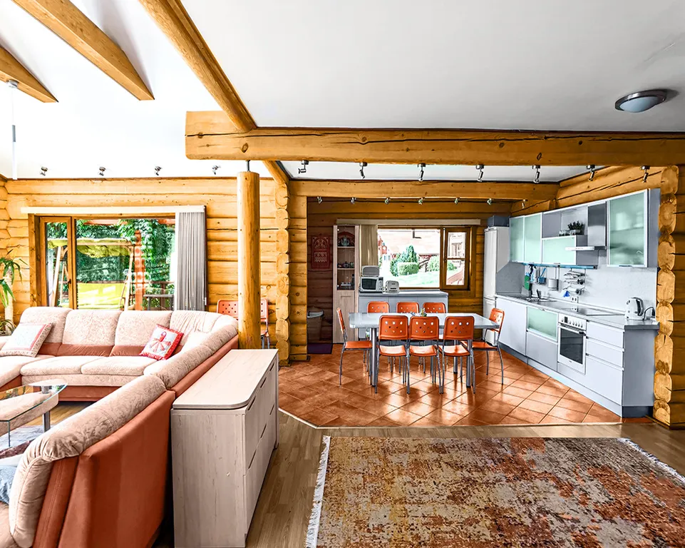 Коттедж в лесу с видом на озеро