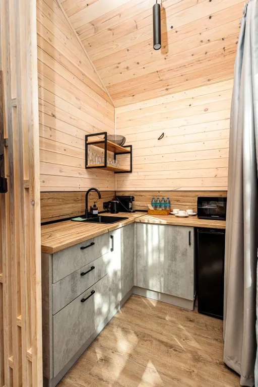 Барнхаус с террасой, бассейном и мангалом на территории