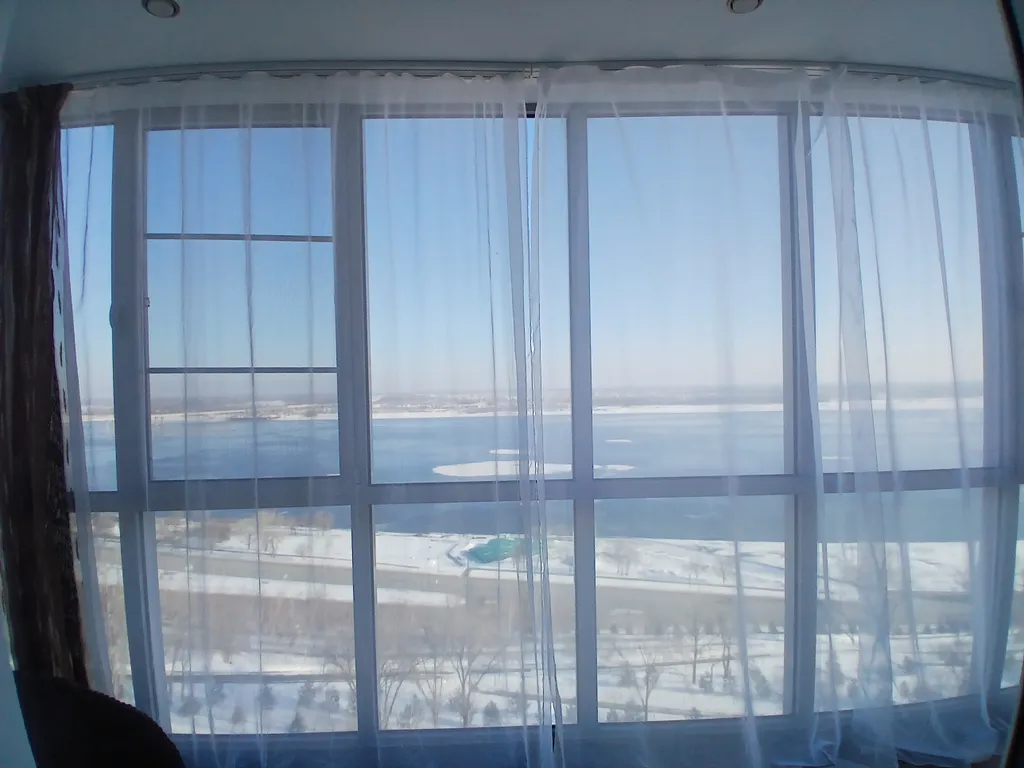 Жизнь с видом реку: огромная лоджия с панорамным остеклением в пол!