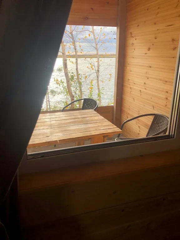 Домик на берегу озера