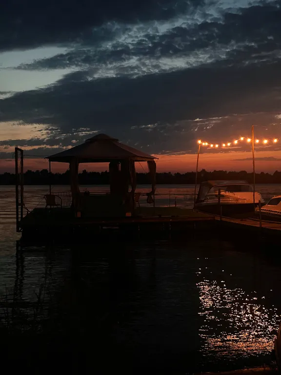 Двухэтажный дом на берегу реки Волга