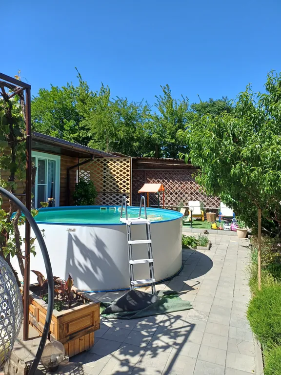 Домик с бассейном