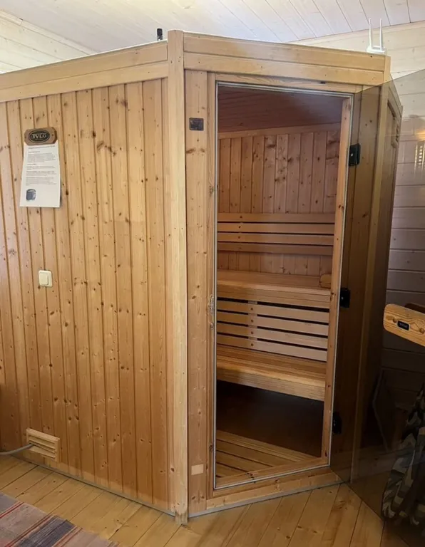 Уютный дом в жилой деревне возле реки