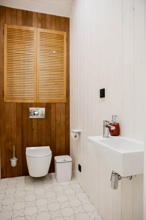 Дом в сосновом лесу с ванной у окна