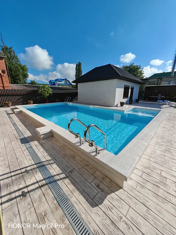 Светлые апартаменты в центре Витязево