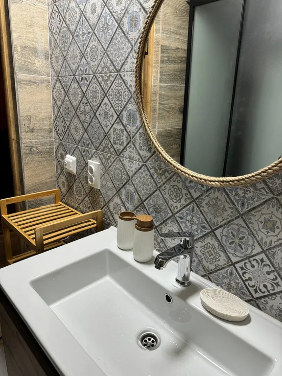 Новый современный дом в лесной зоне