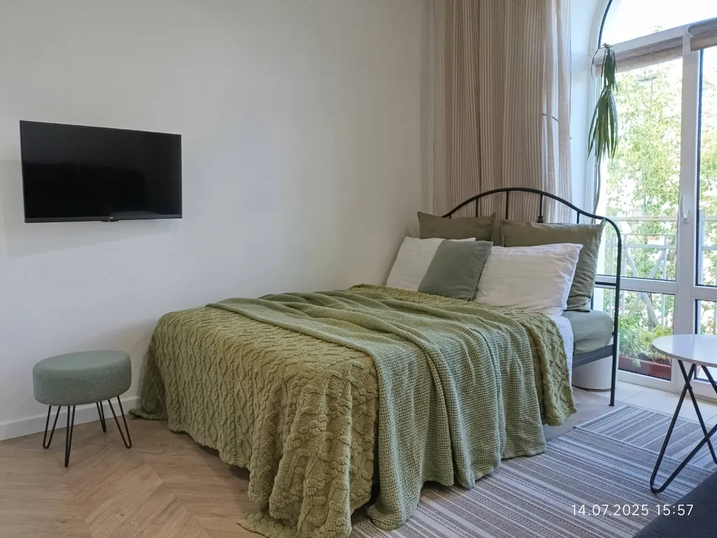 Центр. Сталинка с балконом с красивым видом на бульвар возле университа