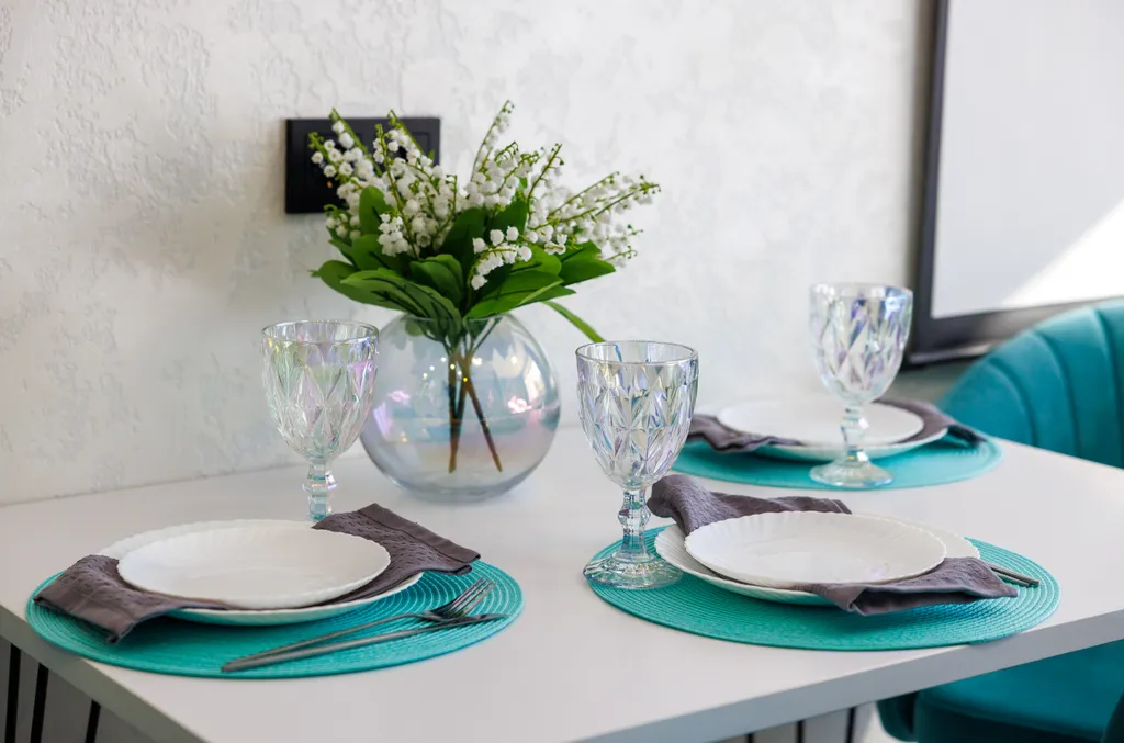 Уютная кино-студия с проектором и большой ванной