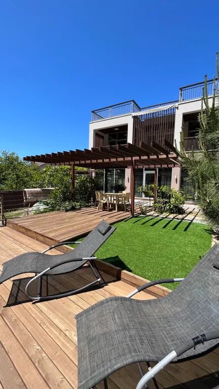 Дом у леса с бассейном