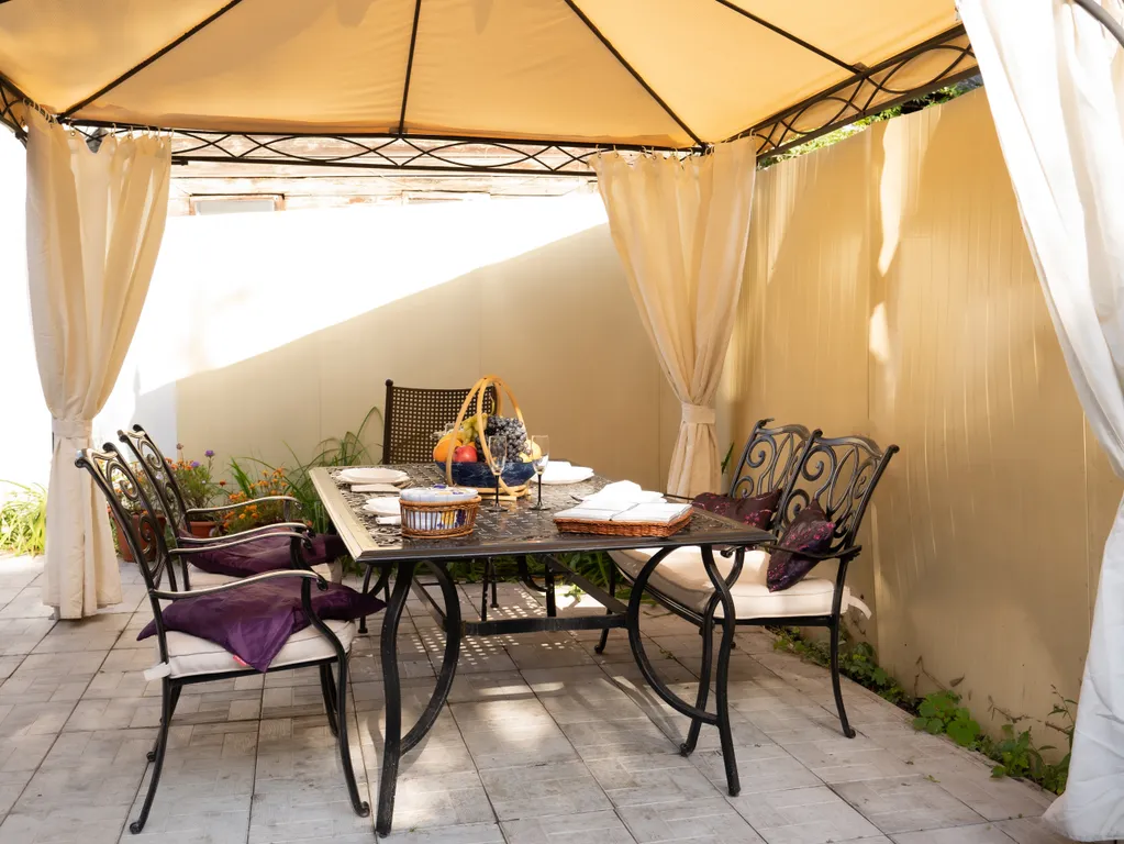 Двухэтажный срубовый гостевой домик с русской баней на дровах и купель