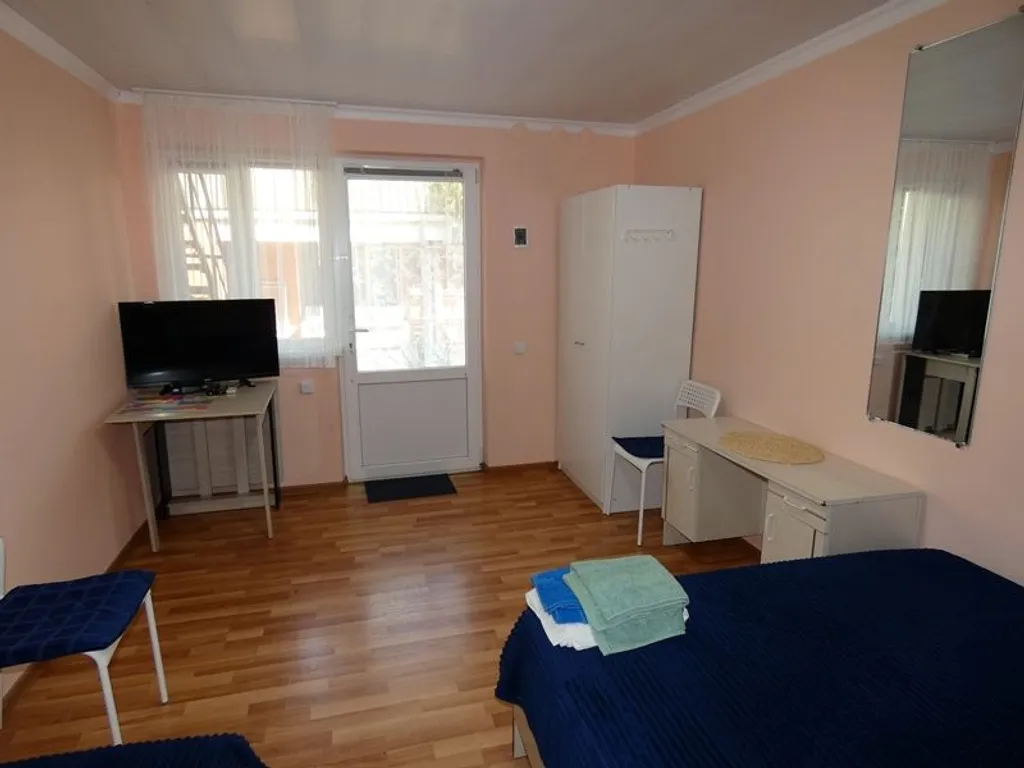 С общим душем и туалетом