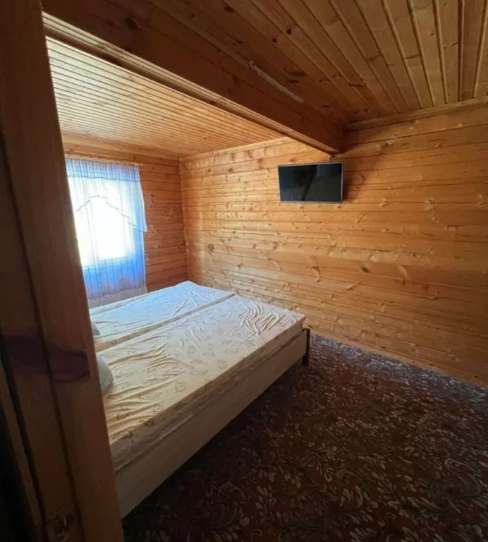 Домик у подножья горы на дружную семью