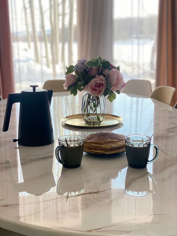 Дом с теплым бассейном на озере