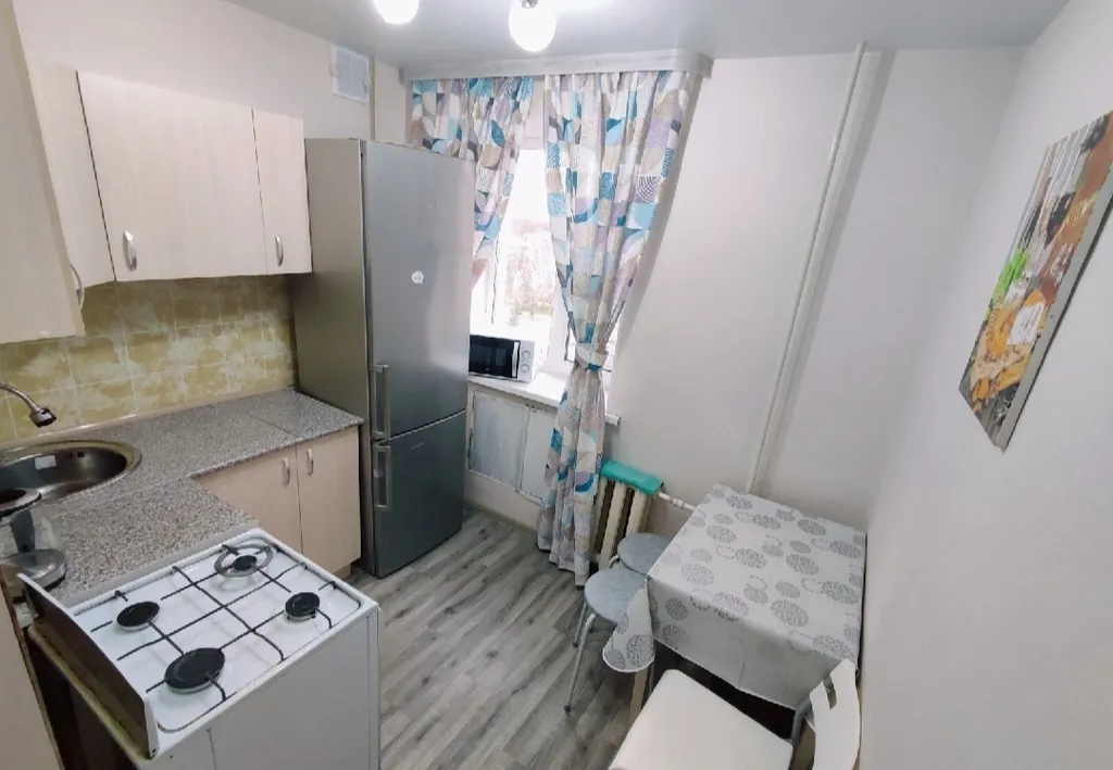 2-комнатная квартира с панорамным балконом в центре