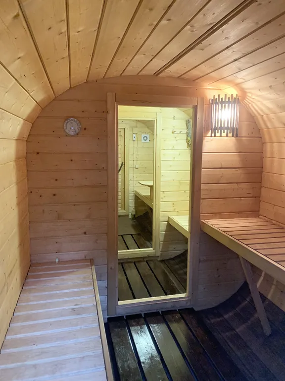 Дом Стрела на берегу водоема с баней и очагом