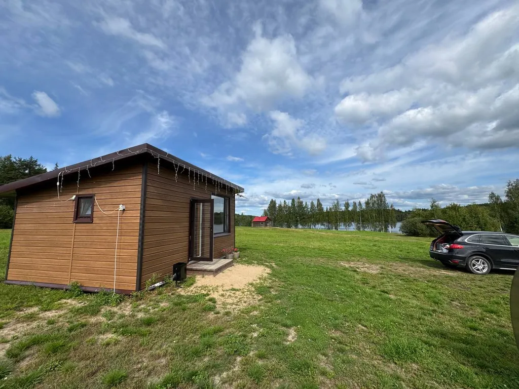Домик в живописном месте у воды