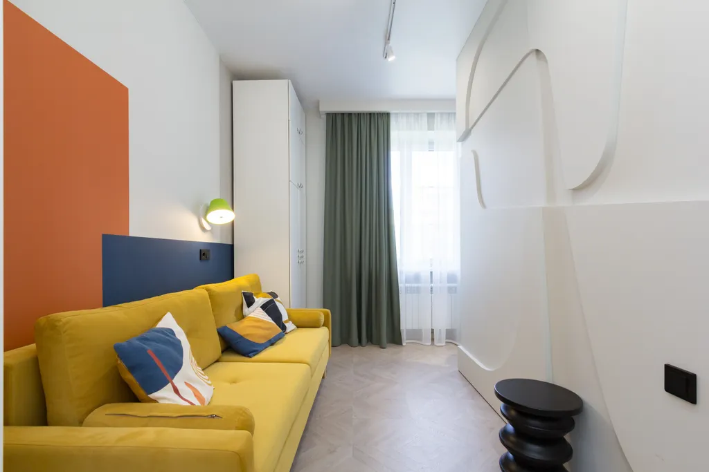 Величественная сталинка на набережной вокруг достопримечательностей