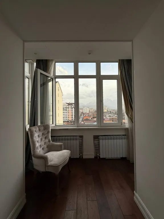 Квартира с видом на горы, город и храм Святого Георгия от Juls Apart