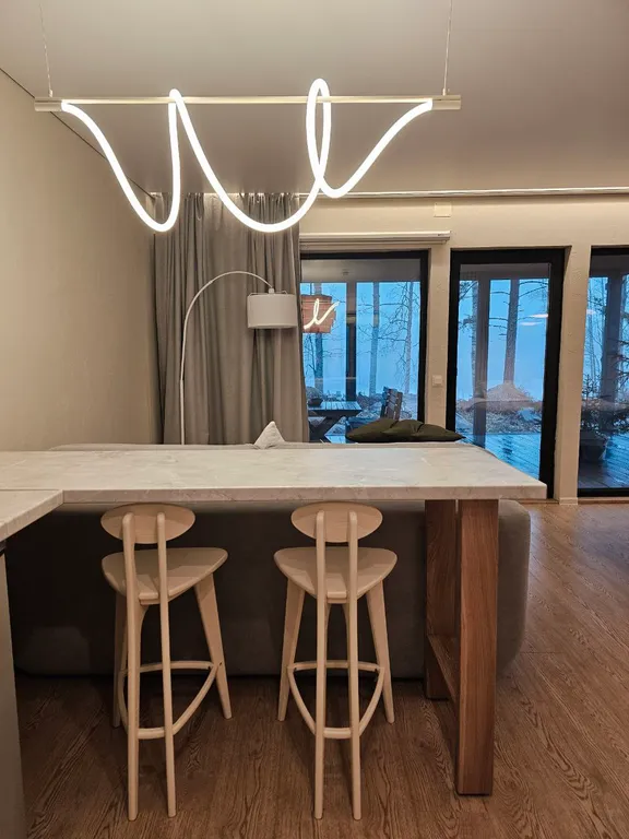 Вилла Nelli с видом на озеро и зоной барбекю среди каменной россыпи