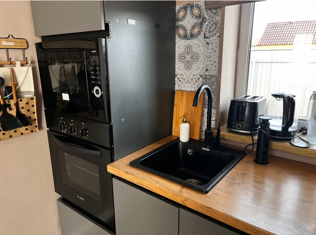 Уютный дом с видом на закат