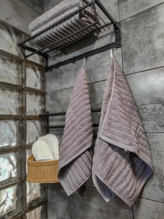 Уютный дом с беседкой у реки в тихом месте