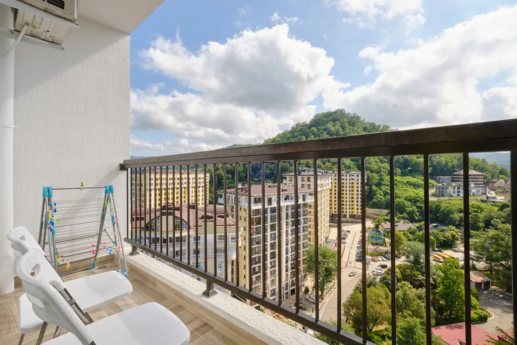 Квартира с дизайнерским ремонтом и видом на горы на побережье