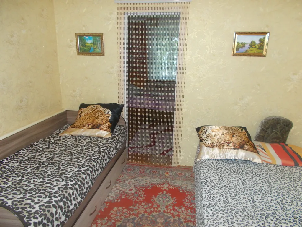 Коттедж Пол дома в зелёном саду в центре города — Ейск