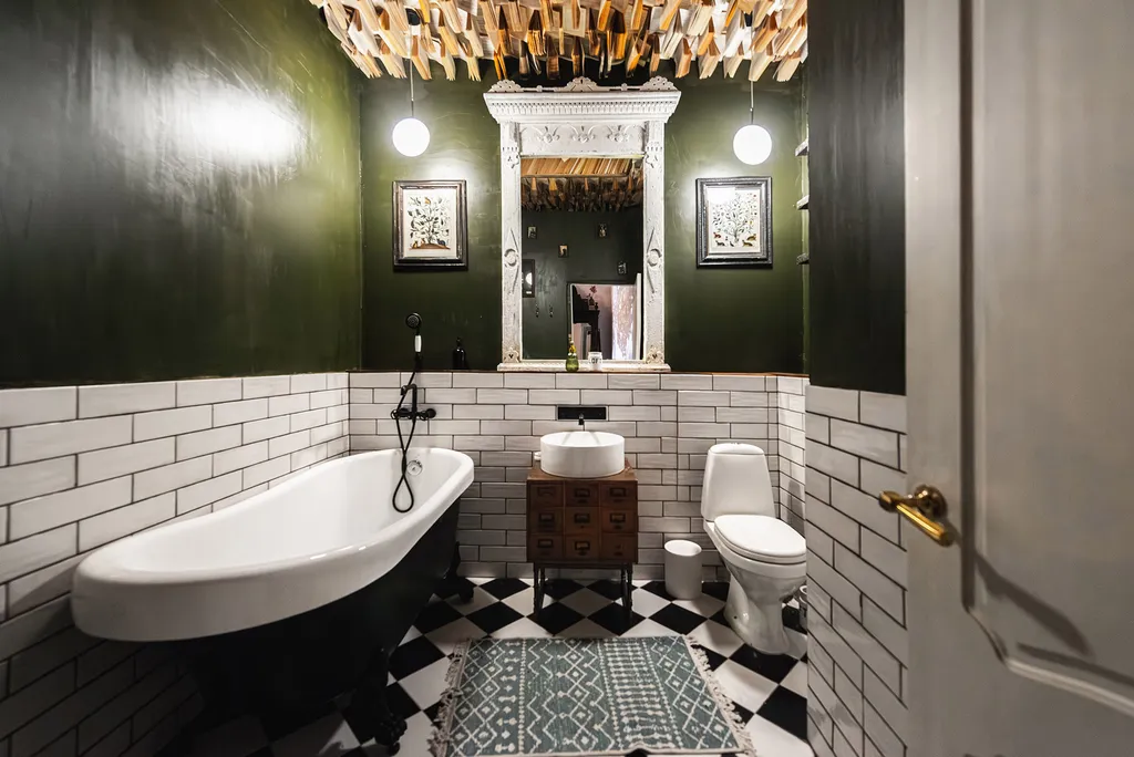 Квартира Арт-квартира с потолком из книг — Москва