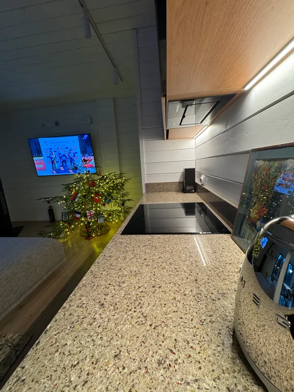 Дом в лесу рядом с озером