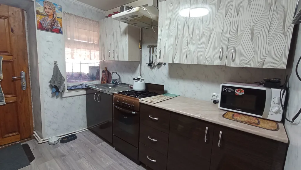 Дом вдоль аллеи