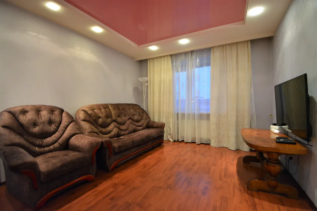 Трёхкомнатная квартира с раздельными комнатами двумя уборными и лифтом