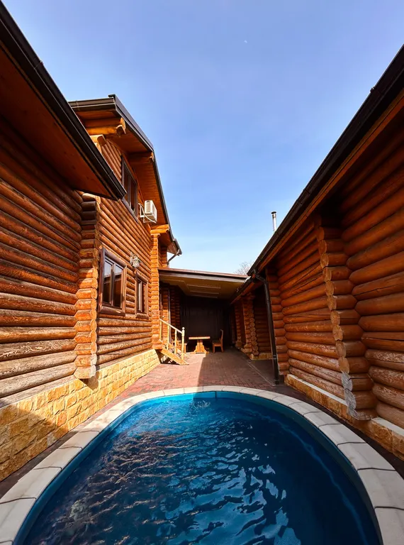 Коттедж с тремя спальнями, русской баней и бассейном